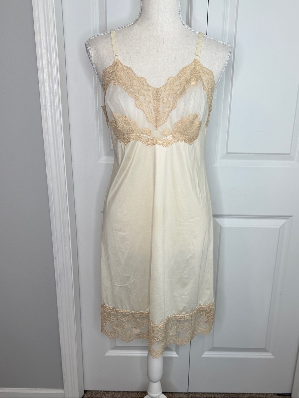 Vanity Fair Vintage Cream Beige Satin Lace Slip dress Small Floral Paisley Mesh